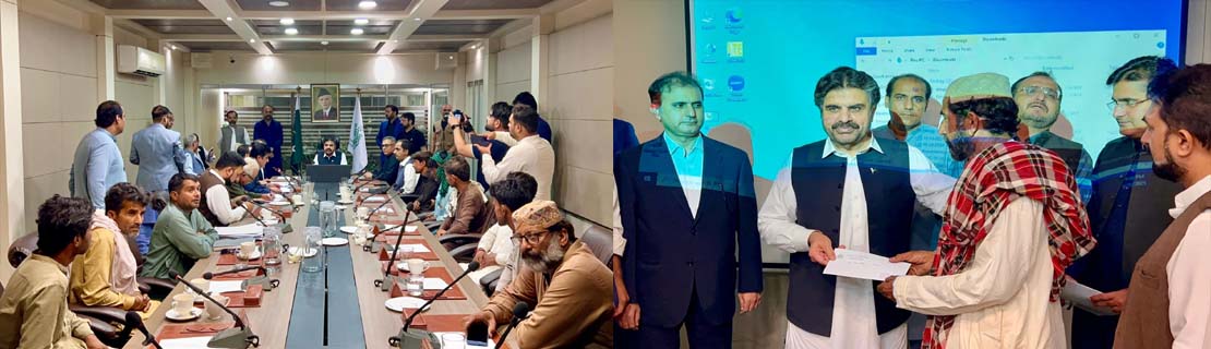 راچی: وزارت توانائی سندھ کے دفتر میں ڈسٹرکٹ ملیر کے ان متاثرین میں چیکس تقسیم کرنے کی تقریب منعقد ہوئی، جن کی زمین پر مستقبل کا 150 میگاواٹ کا سولر پارک تعمیر کیا جائے گا۔ تقریب کے مہمانِ خصوصی صوبائی وزیر توانائی سید ناصر حسین شاہ نے متاثرہ خاندانوں میں چیکس تقسیم کیے۔